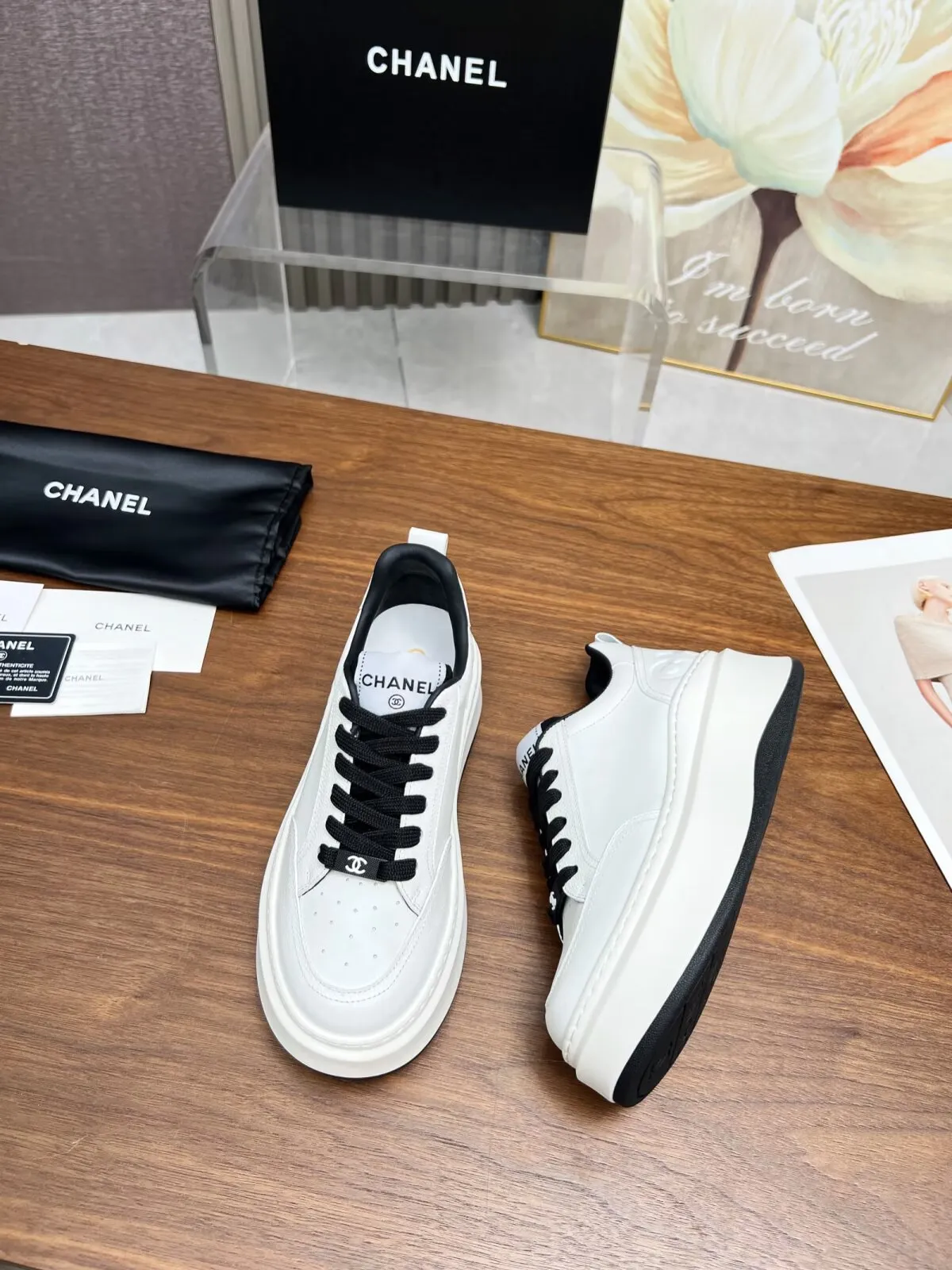 👟👟Ex-factory price 460👟👟 New Chanel panda color white shoes, currently super popular thick-soled shape, very versatile, long and slim legs, super comfortable on the feet, elongating the entire body proportion [strong] Fabric: imported first-layer cowhide🐂 Lining: sheepskin Foot pads: cowhide Code number: 34 to 41 (34 and 41 need to be customized) Packaging: with card, cloth bag Color: black, white, pink